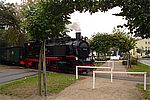 Rasender Roland kreuzt Strandstra&szlig;e in Baabe